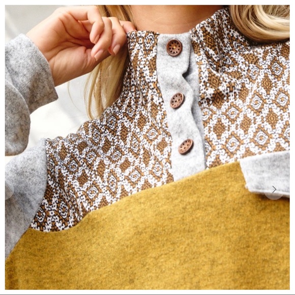 Fabulous Button trimmed Front Color Blocked Pullover - Picture 4 of 7